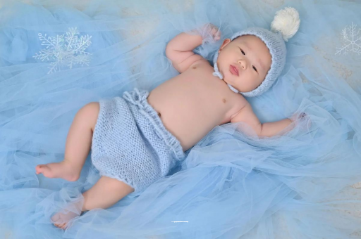 漳州宝宝睡迷糊了才肯吃奶